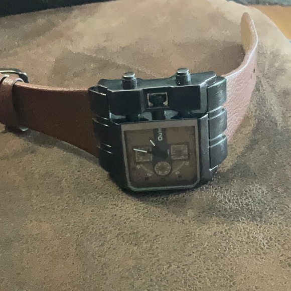 Watch /red and brown /brand is QULM - Picture 5 of 6